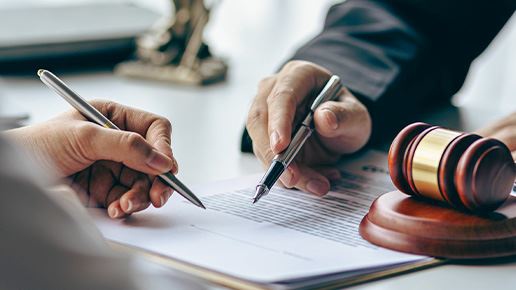 Tarjeta de Residencia Permanente (Green Card) de los Estados Unidos de América sobre la bandera de los Estados Unidos.